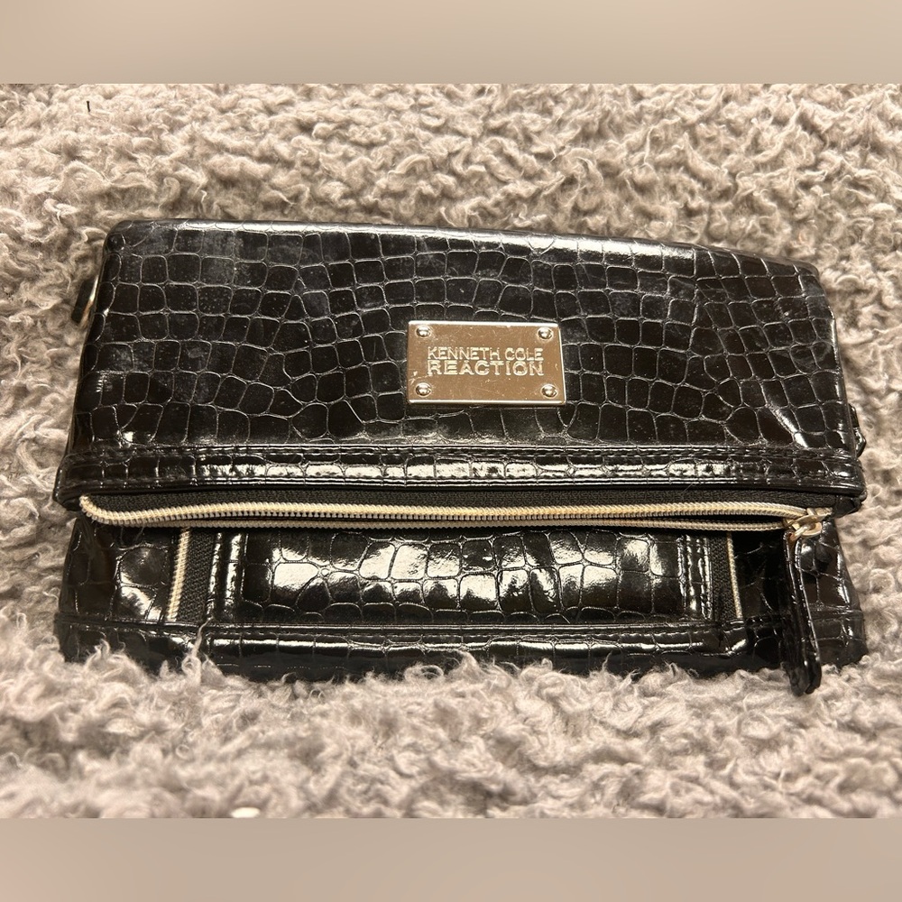 Kenneth Cole Reaction Cross Body Bag. Very Cute
